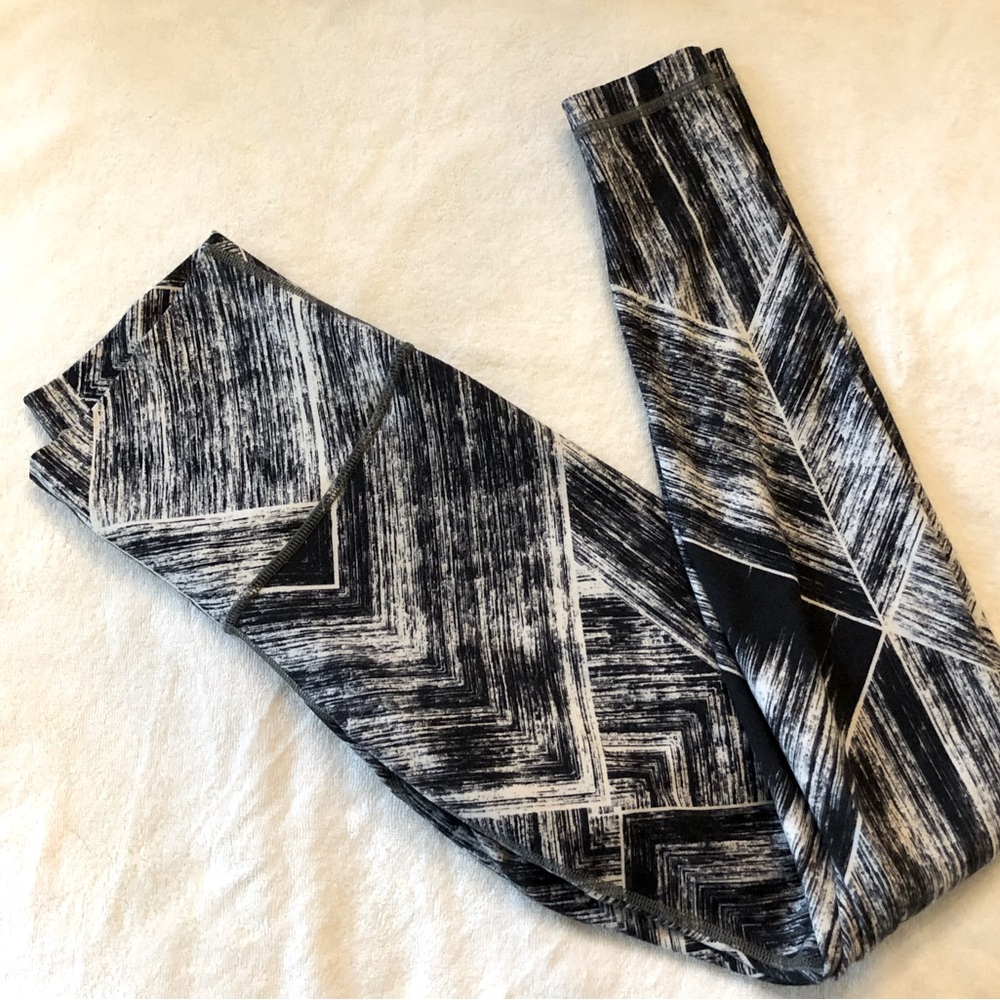 Lululemon HR Wunder Unders 28” Size 6